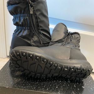 Women's snow boots size 8 fits 7.5
